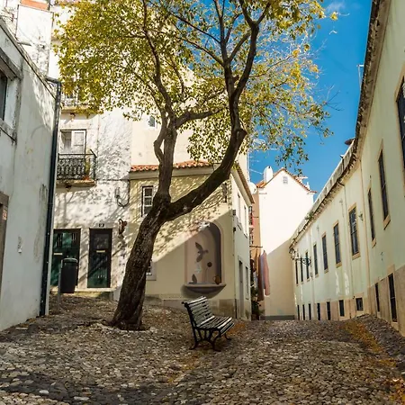 Little River View Triplex In Alfama *