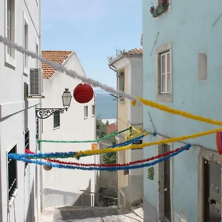Little River View Triplex In Alfama Lissabon